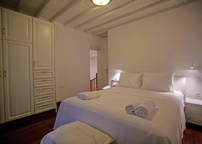 Dimitra Willa Ano Mera